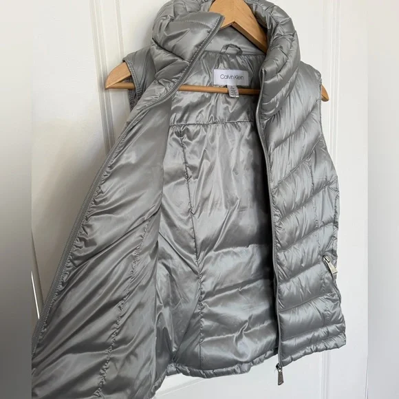 Calvin Klein Women’s Small Athleisure Casual Puffer Normcore Chic Vest Outdoor - Picture 4 of 5